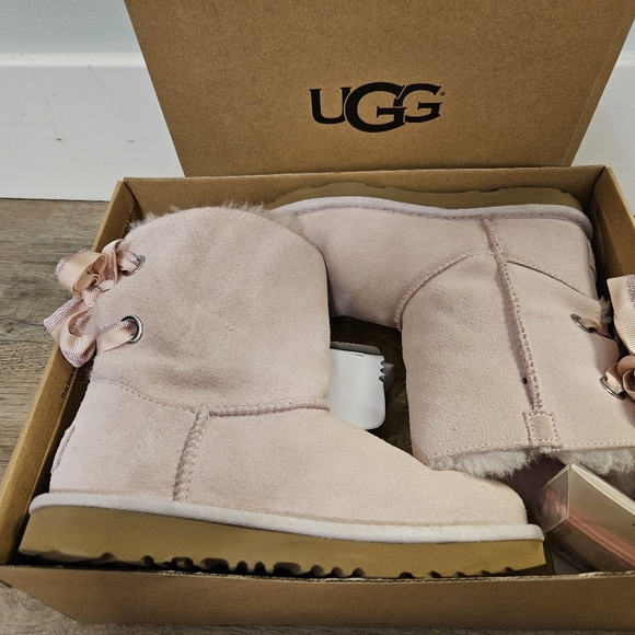 UGG Big Girl Size 3 Bailey Pink Bow Boots - Picture 1 of 8